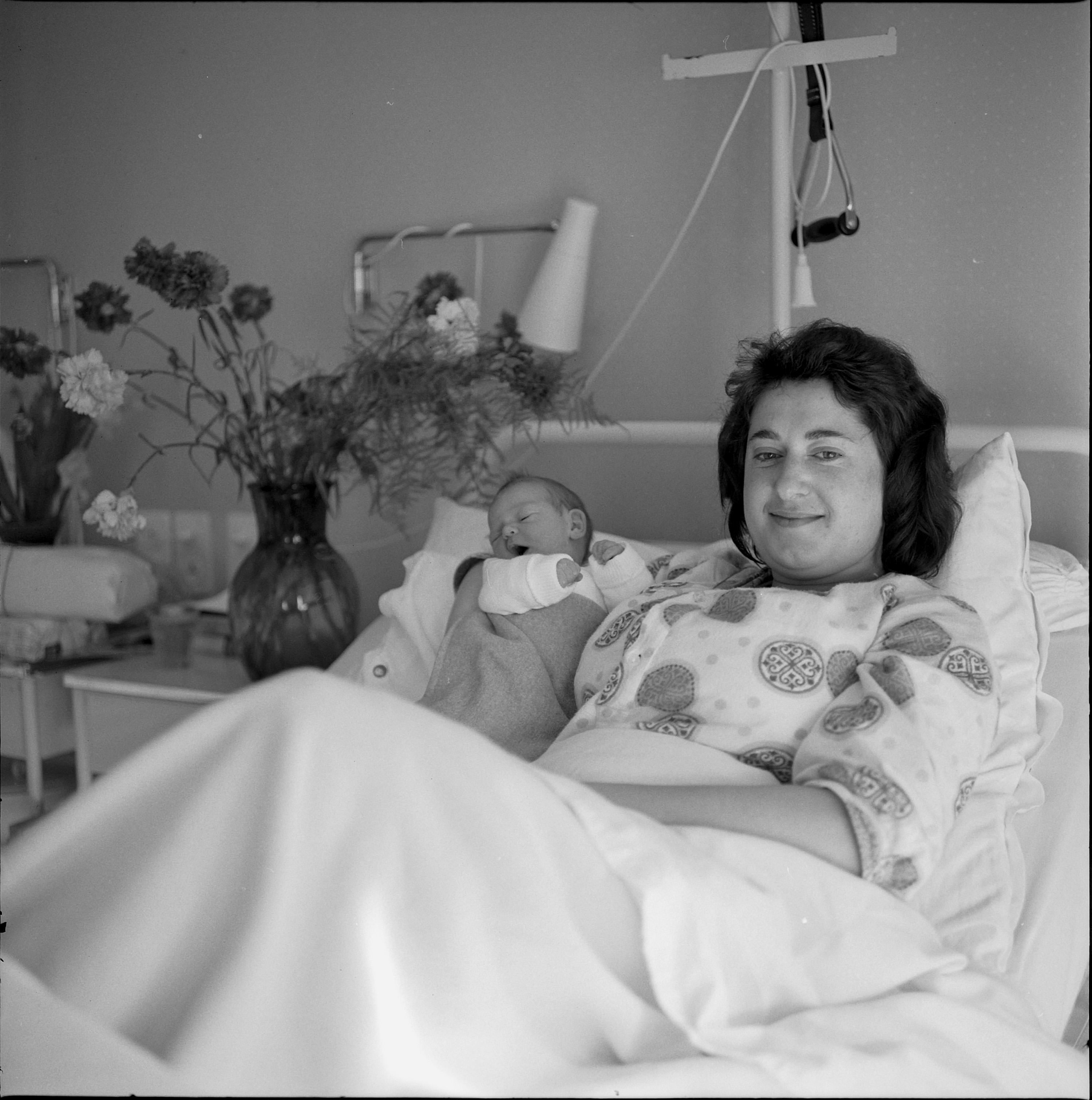 These 25 Vintage Maternity Ward Photos Prove That Motherhood Is Timeless