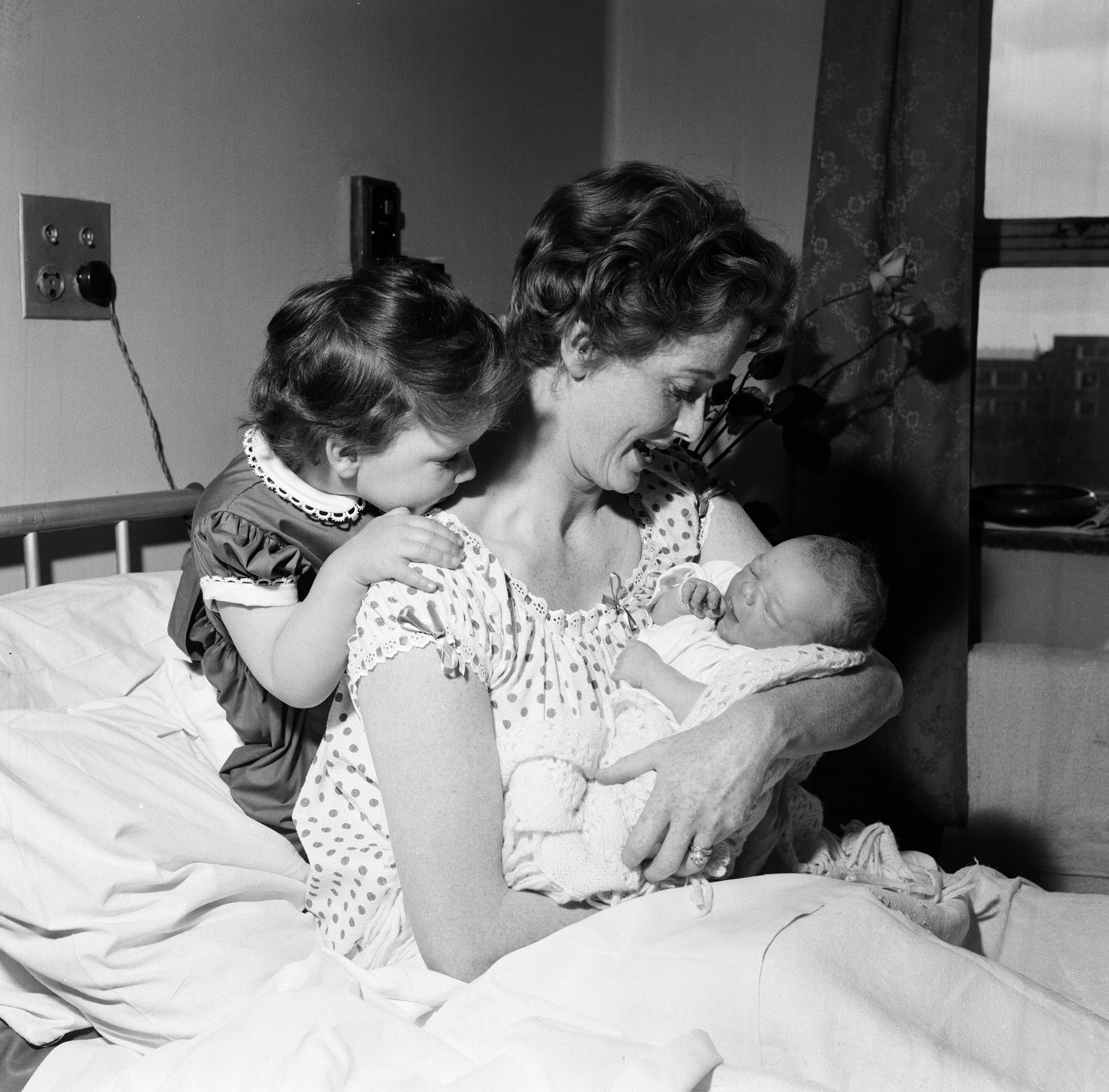 These 25 Vintage Maternity Ward Photos Prove That Motherhood Is Timeless