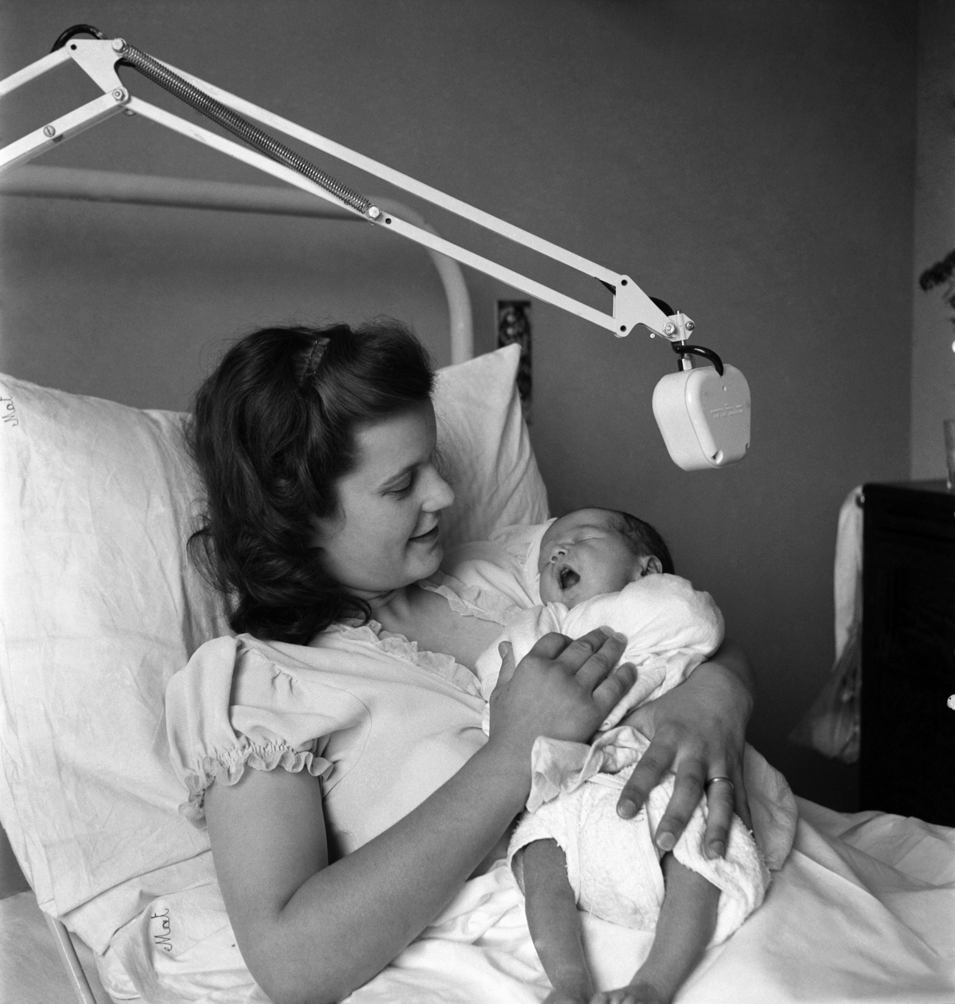 These 25 Vintage Maternity Ward Photos Prove That Motherhood Is Timeless