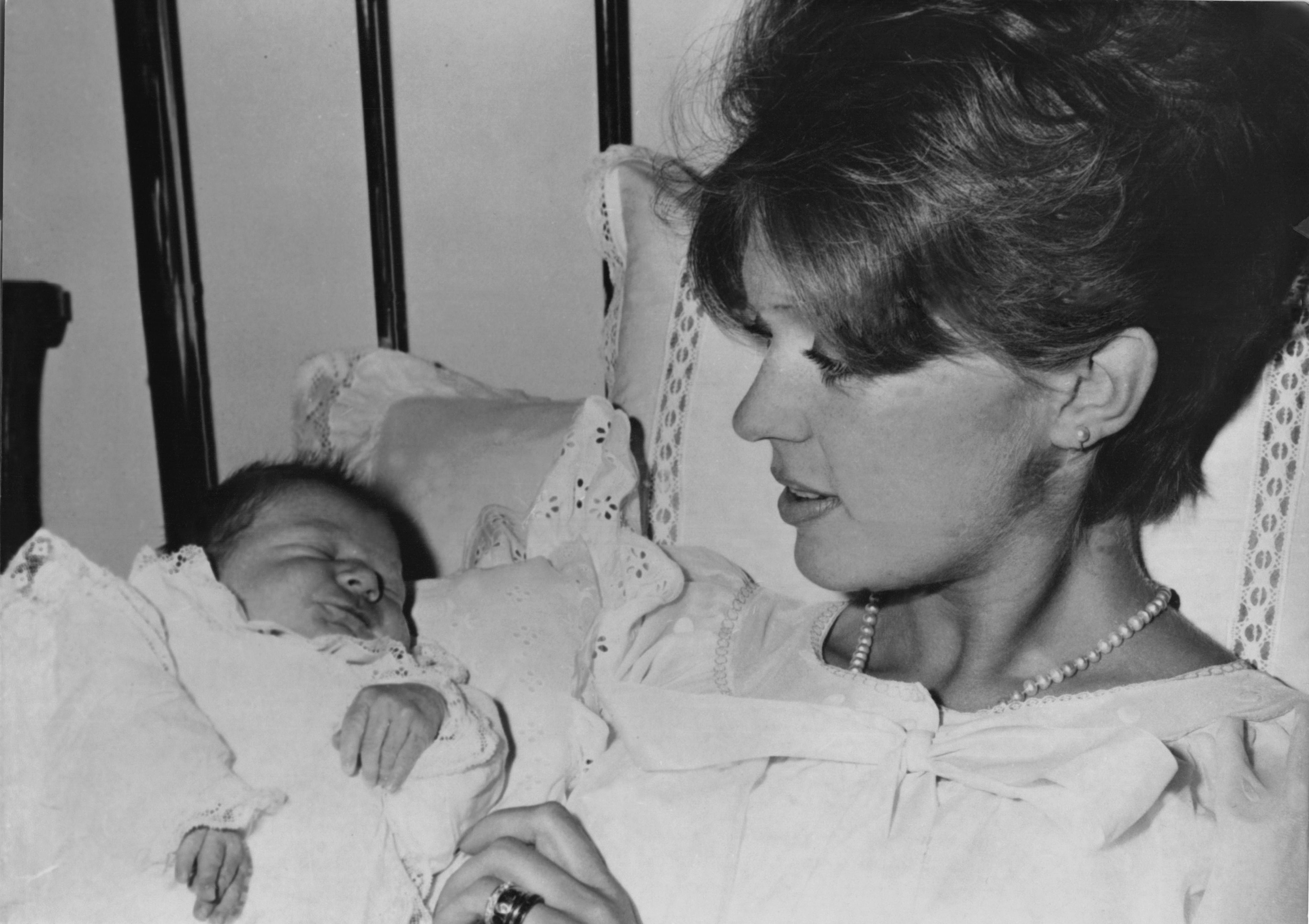These 25 Vintage Maternity Ward Photos Prove That Motherhood Is Timeless