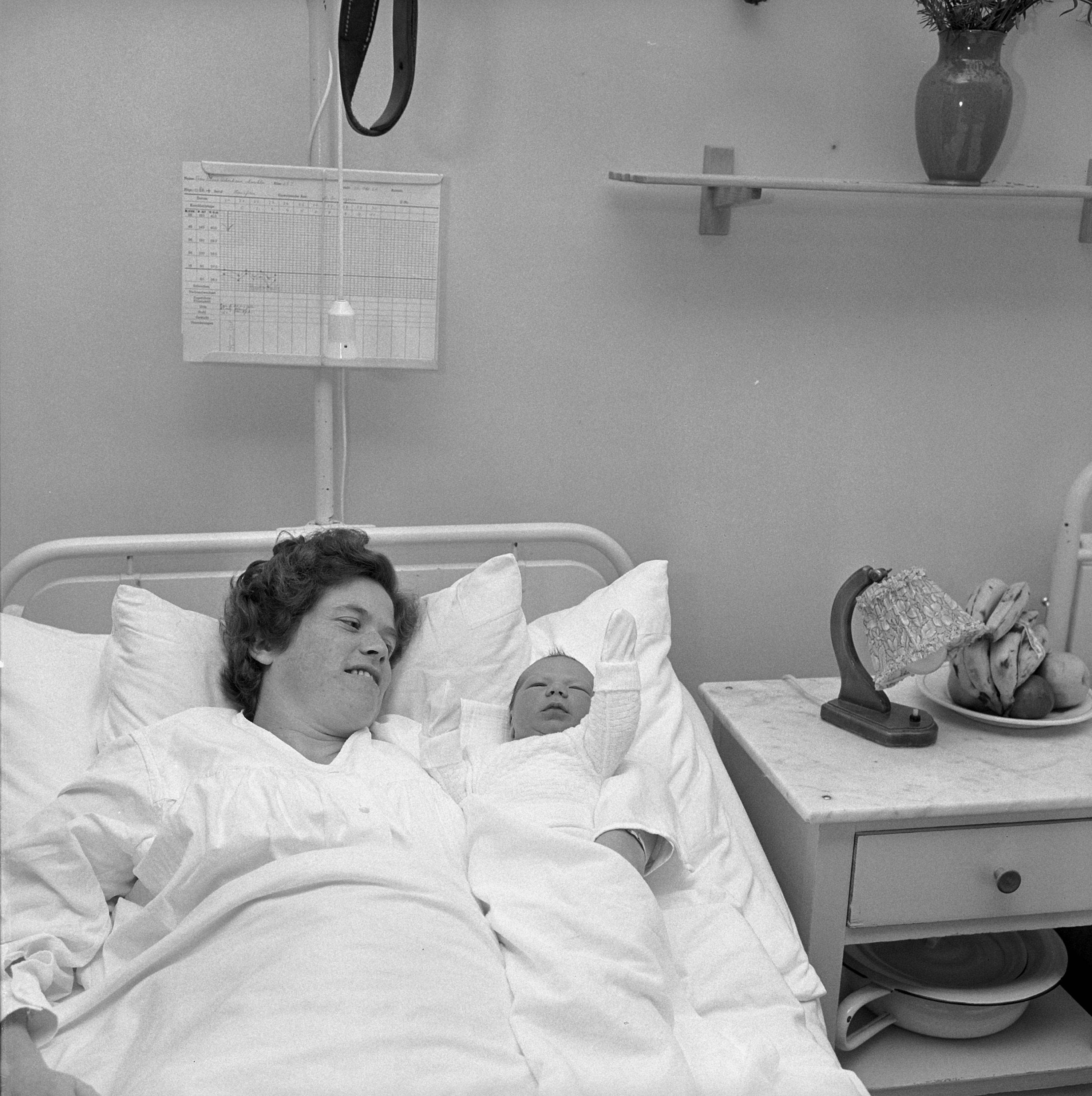 These 25 Vintage Maternity Ward Photos Prove That Motherhood Is Timeless