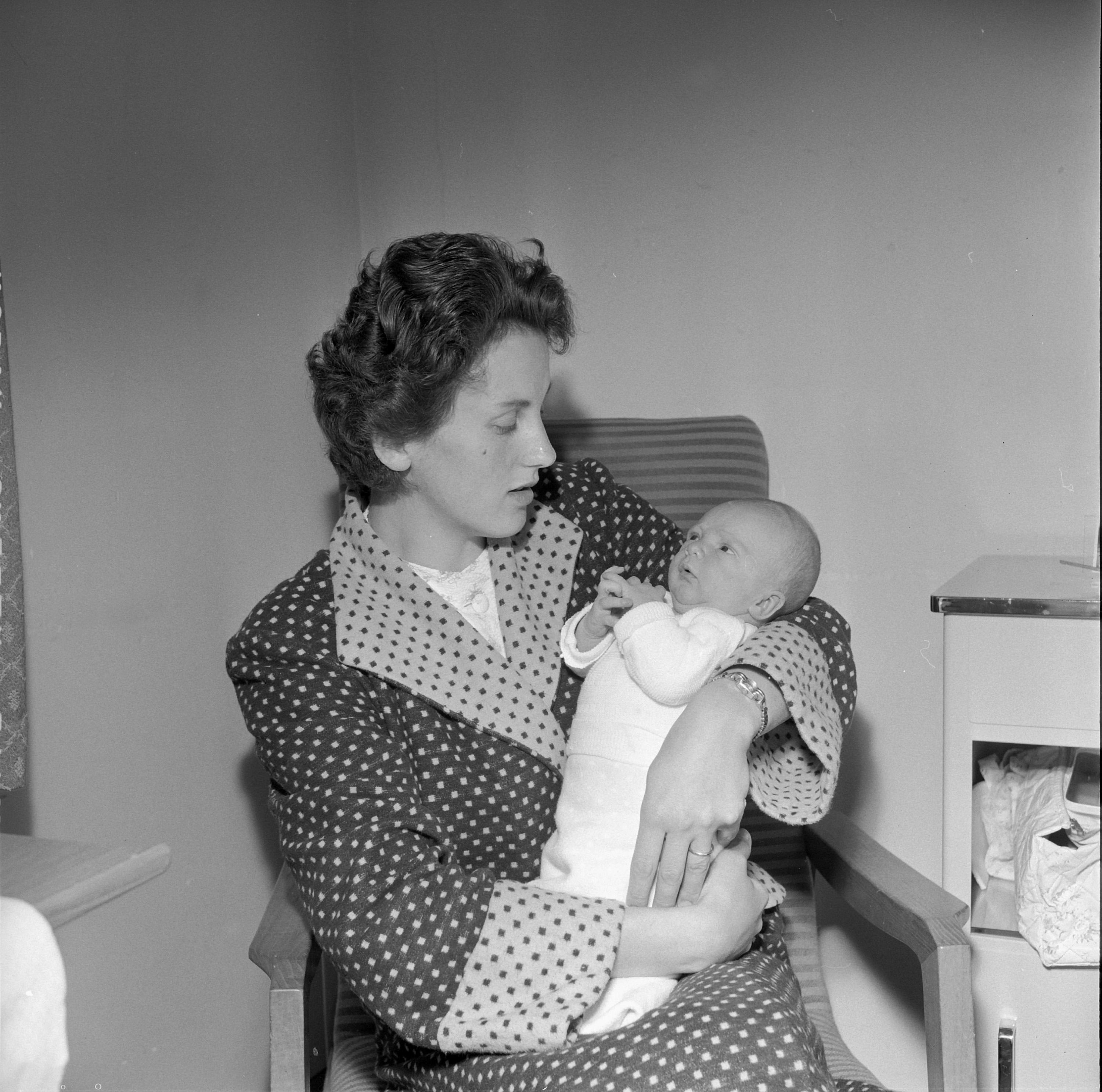 These 25 Vintage Maternity Ward Photos Prove That Motherhood Is Timeless