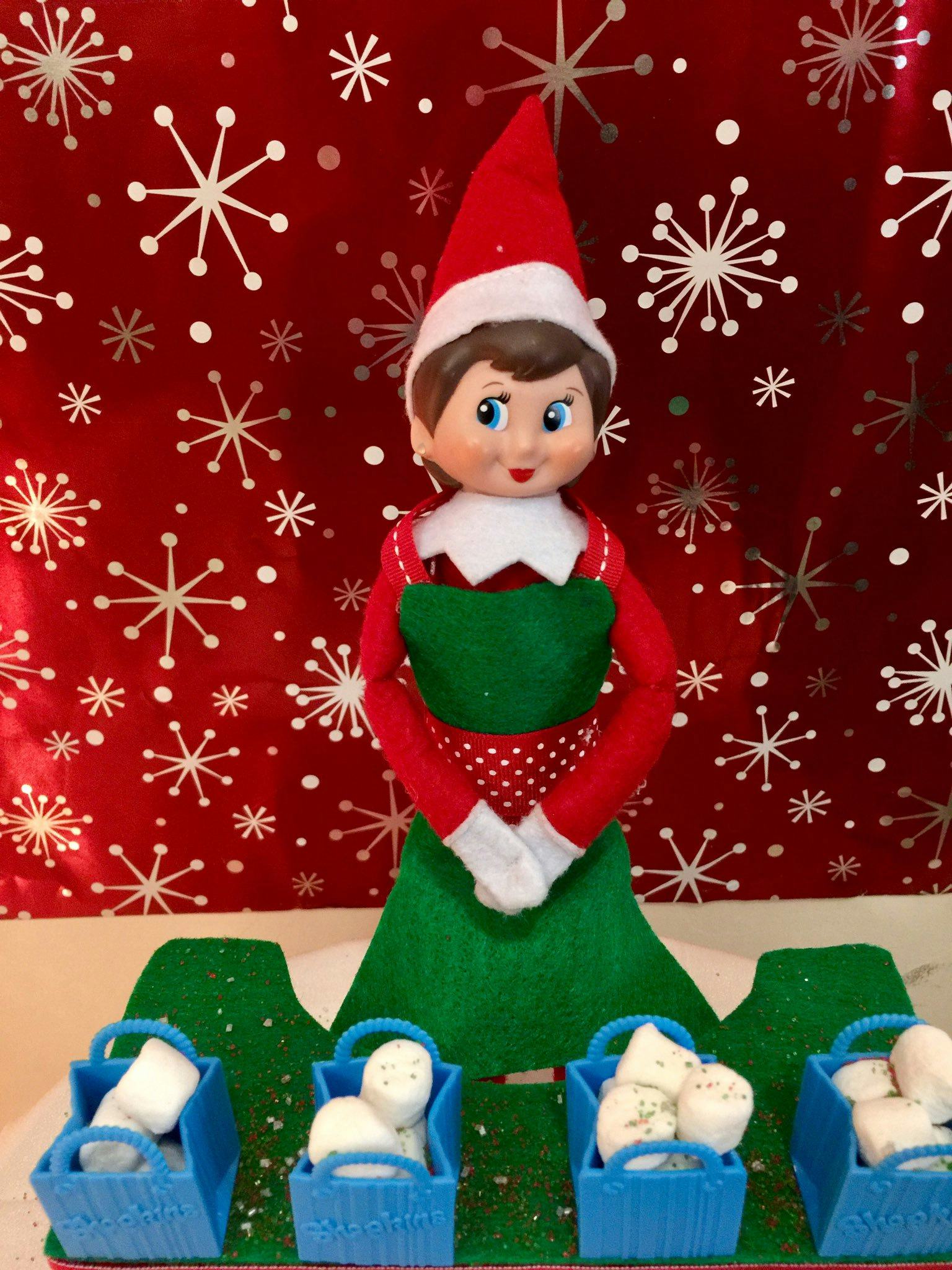 7 Elf On The Shelf Ideas For Christmas Eve, Because It's His Grand Finale