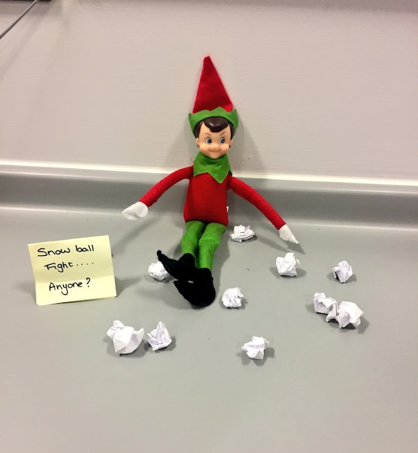 15 Elf On The Shelf Ideas That Won't Make A Mess, Because Miracles Do Exist