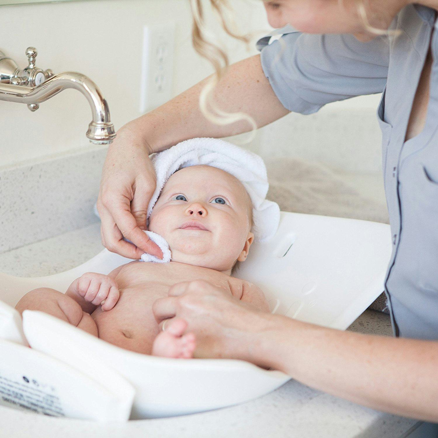 The 9 Best Infant Bath Tubs That Make The Task Easier On ...