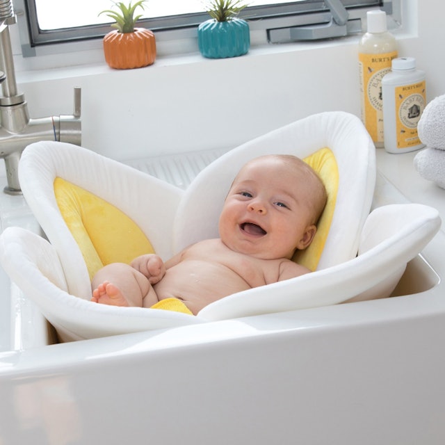 The 9 Best Infant Bath Tubs That Make The Task Easier On ...