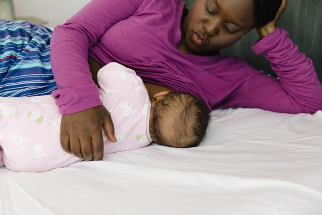 Can You Tandem Breastfeed While Co-Sleeping? Moms Are Badasses