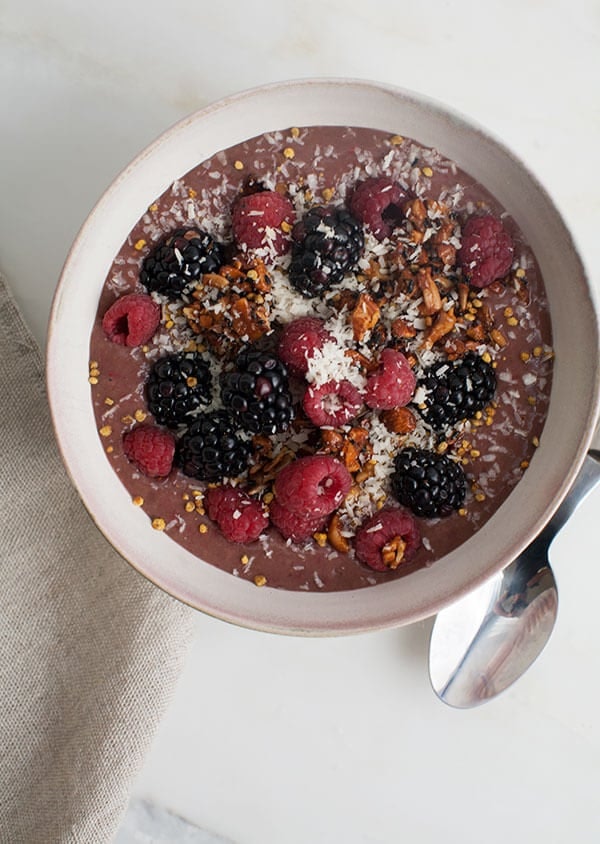 Acai bowls from A Cozy Kitchen is an easy recipe for breastfeeding moms. 